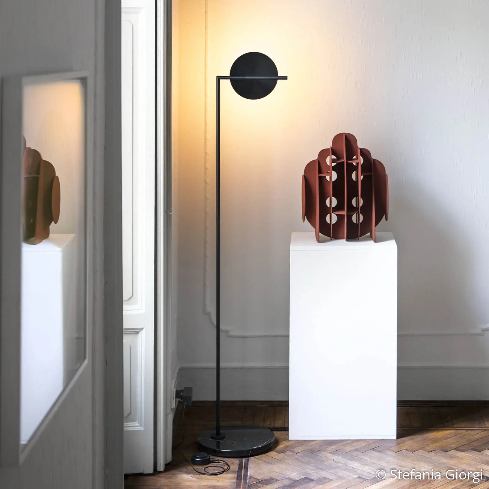 flos-captain-flint-piantana-nera-di-design