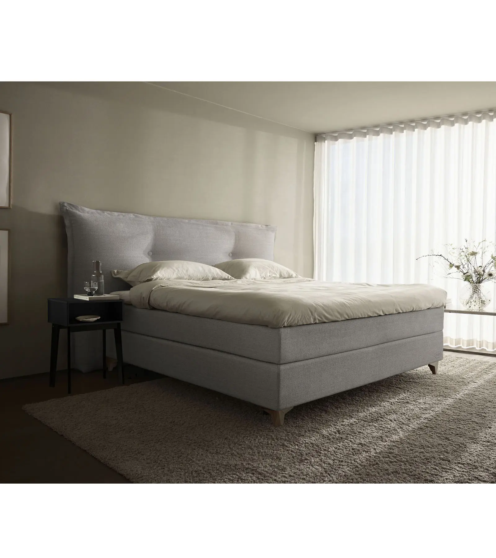 Jensen Ambassador Continental Bett Cozy mit Charon Black Bezug, Eicon Smoked Füßen und Kopfteil 482 luxuriöses, modernes Boxspringbett.