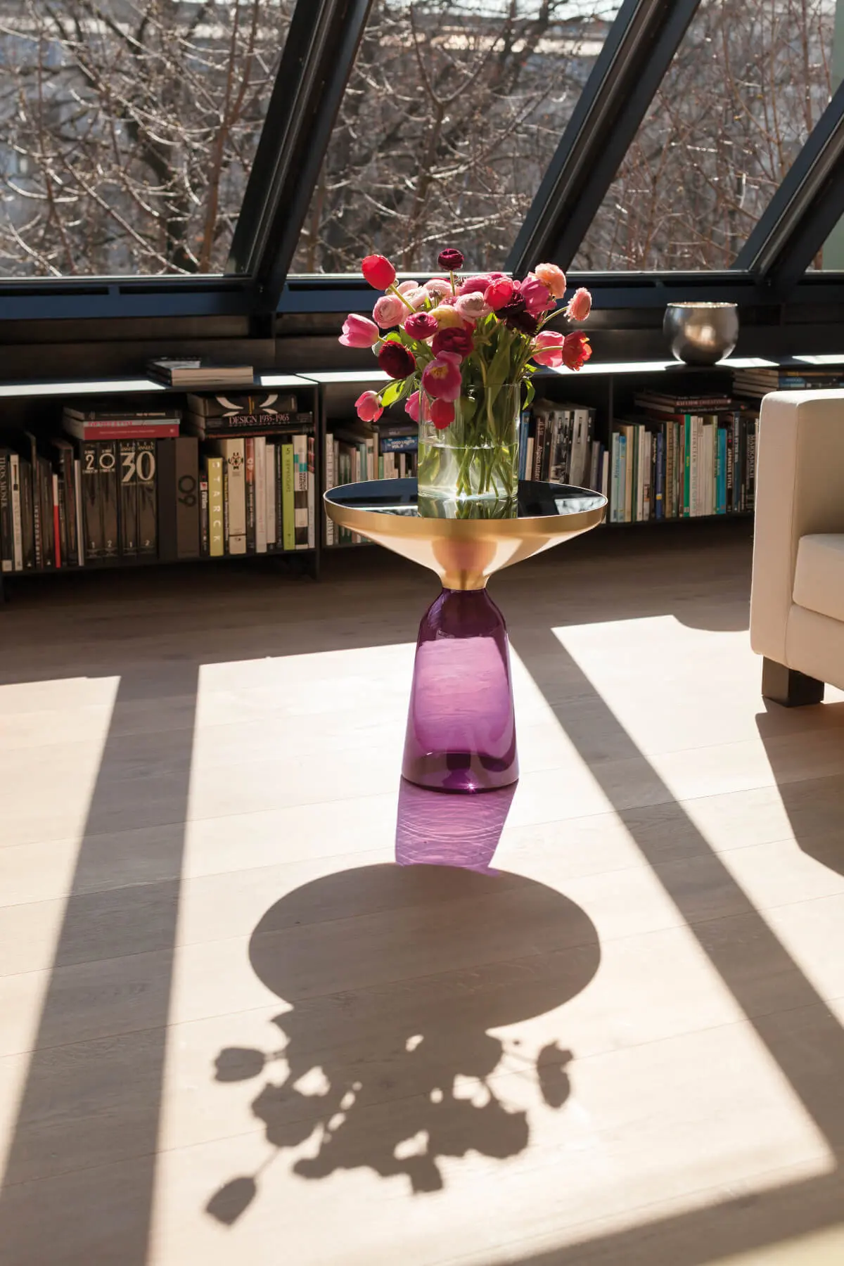 classicon-bell-side-table-violet-photo-hassos