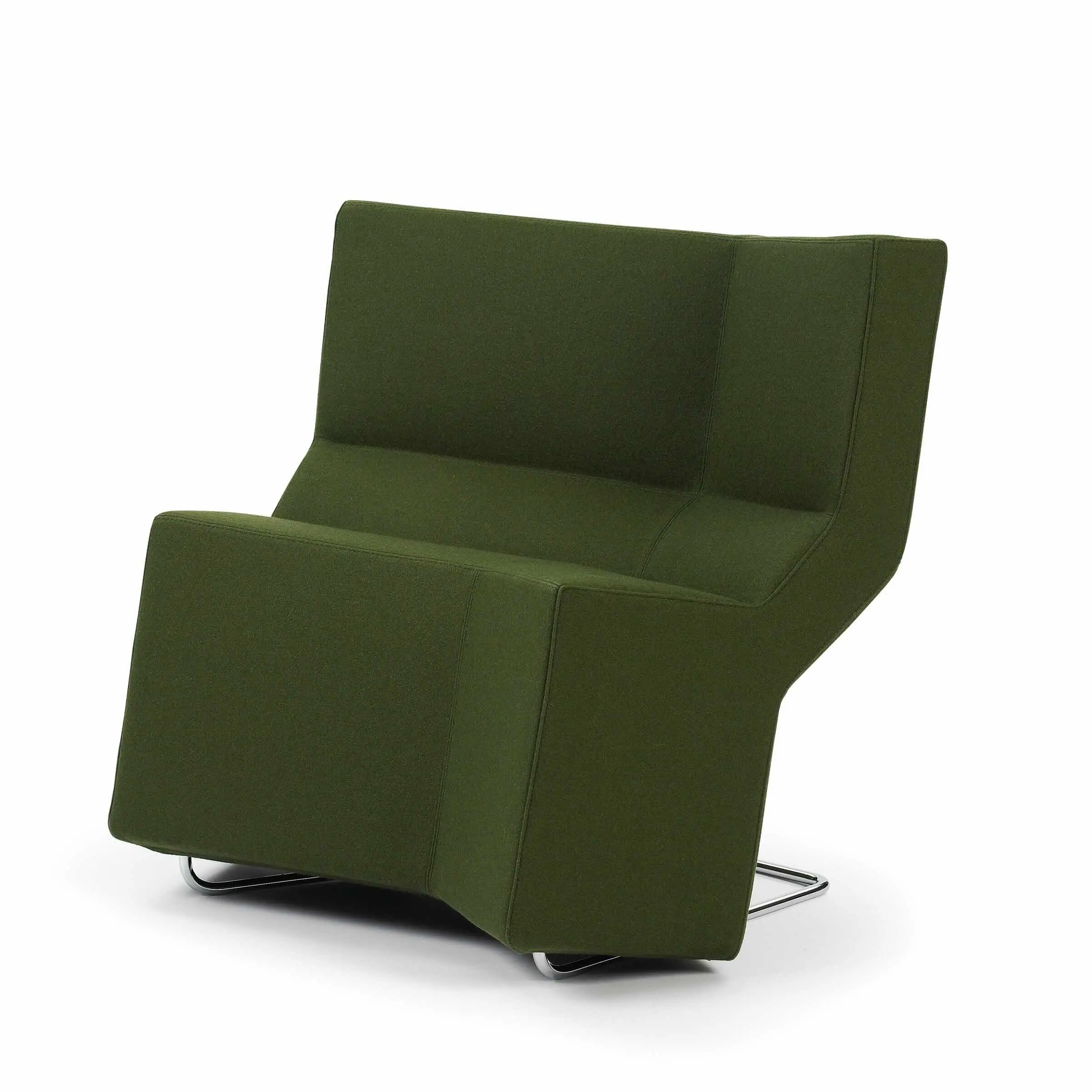 Der Chaos Chair von Konstantin Grcic mit verchromtem Stahlrohrgestell und skulptural gepolsterter Sitzschale in Stoff.