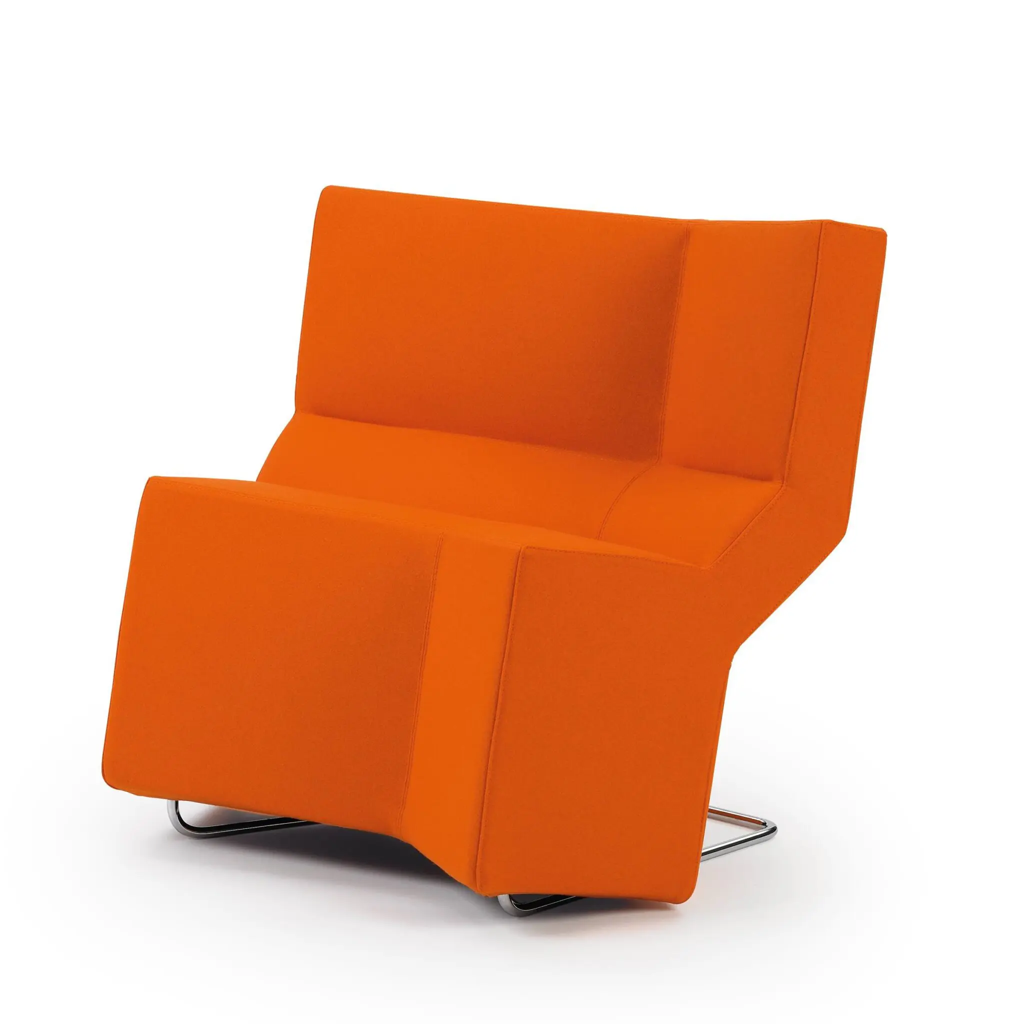 Der Chaos Chair von Konstantin Grcic mit verchromtem Stahlrohrgestell und skulptural gepolsterter Sitzschale in Stoff.