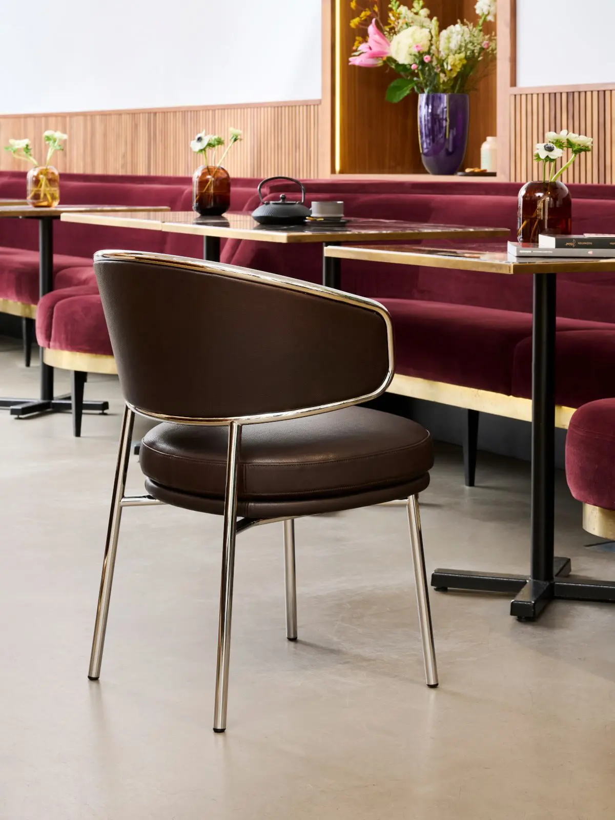 classicon-aristo-armchair-chair-chrome-leather-shia-vase-daybar-sois-blessed-photo-frinzel