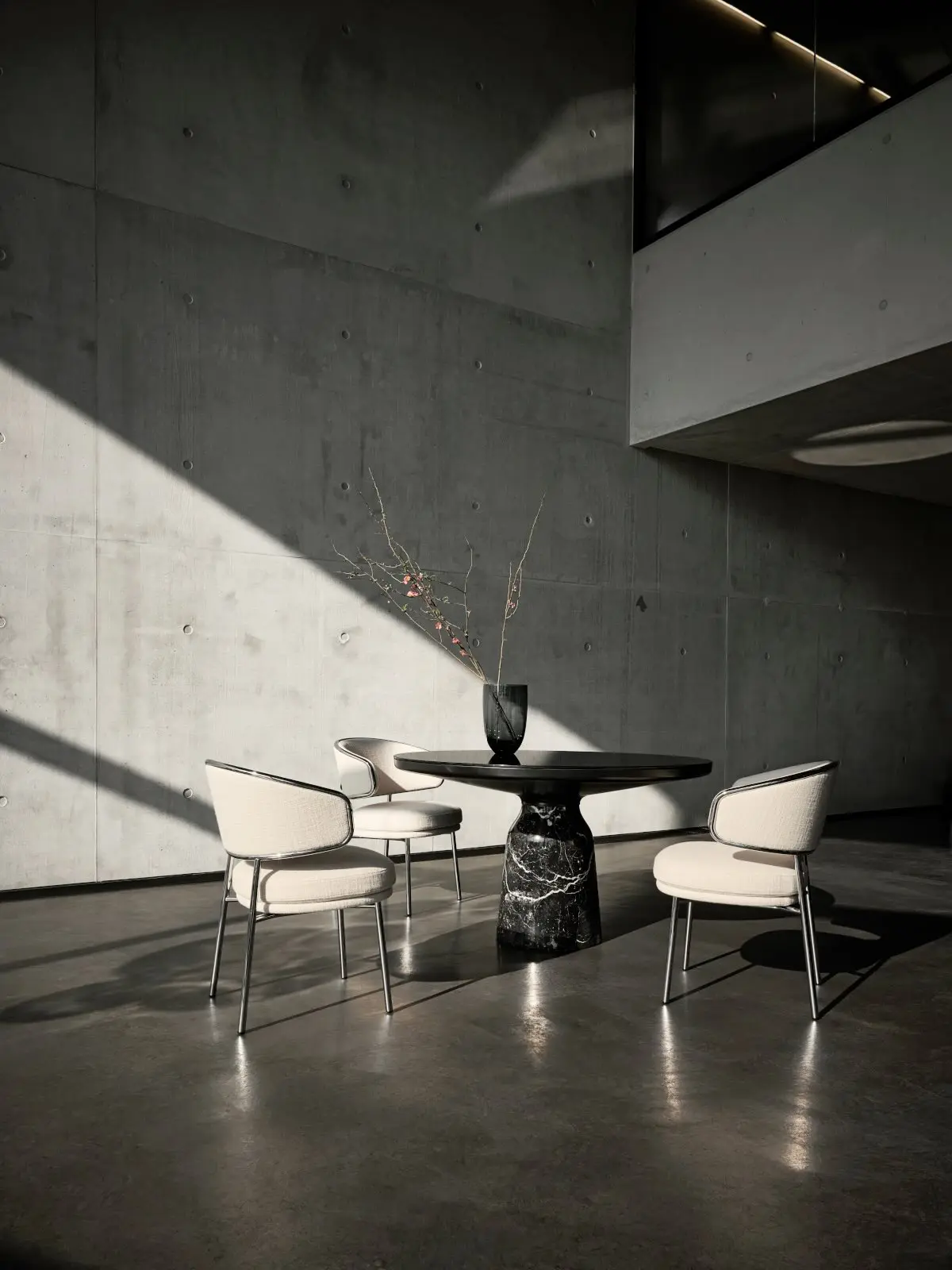 classicon-aristo-armchair-chrome-bell-dining-table-nero-marquina-shia-vase-photo-frinzel