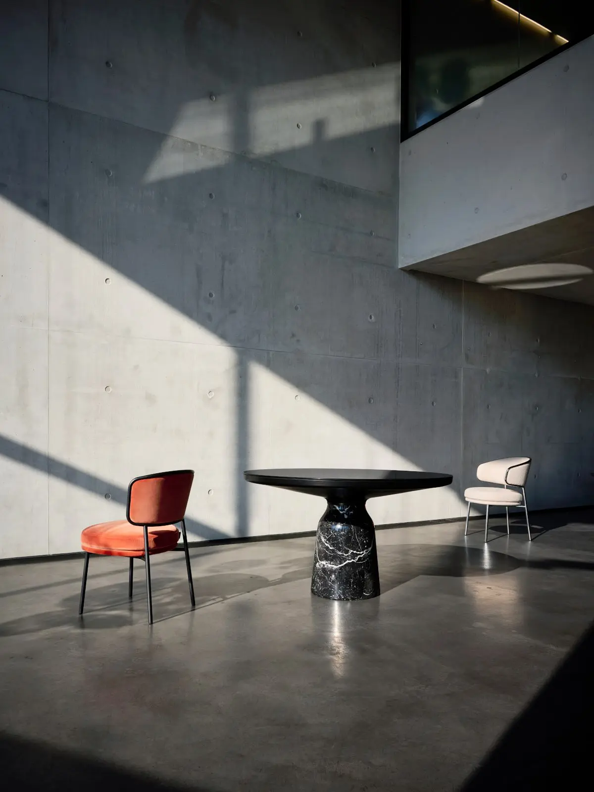 classicon-aristo-chair-black-safran-bell-dining-table-aristo-armchair-neve-photo-frinzel