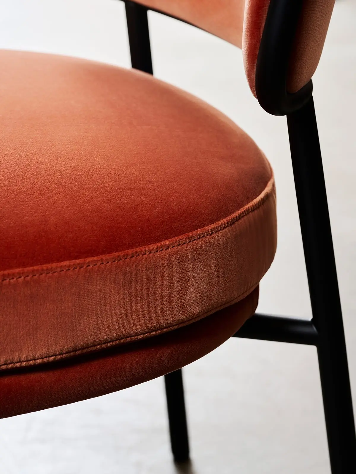 classicon-aristo-chair-black-velvet-safran-detail-side-photo-frinzel-kopie