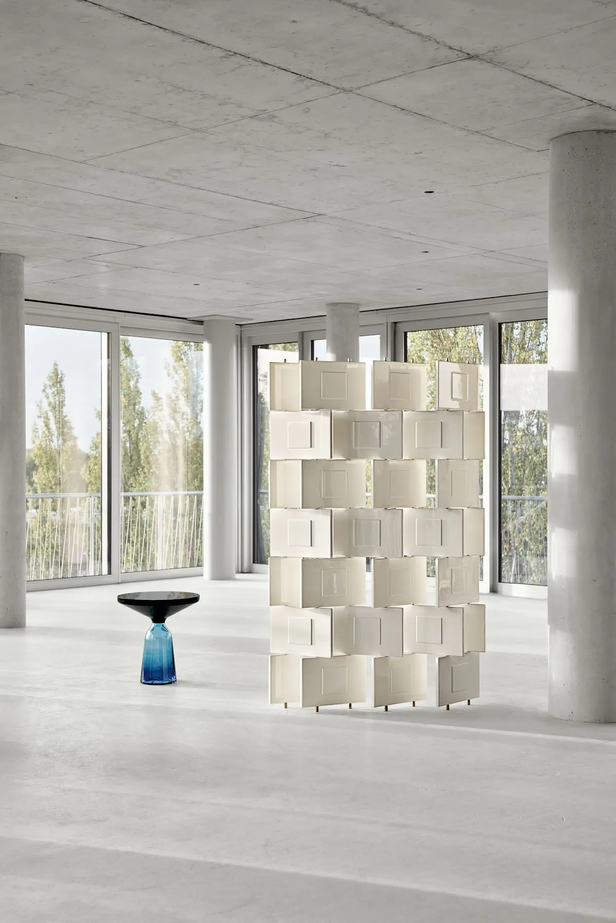 classicon-bell-side-table-brick-screen-white-photo-hassos