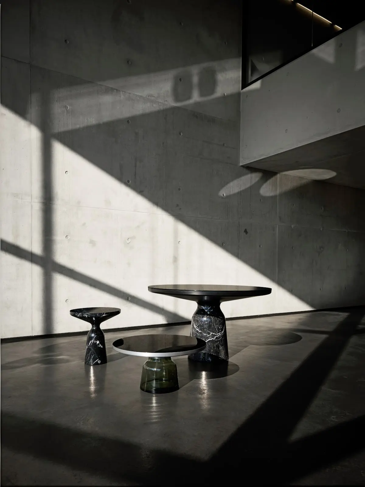 classicon-bell-side-table-marble-bell-coffee-table-olive-bell-dining-table-black-vt-photo-frinzel