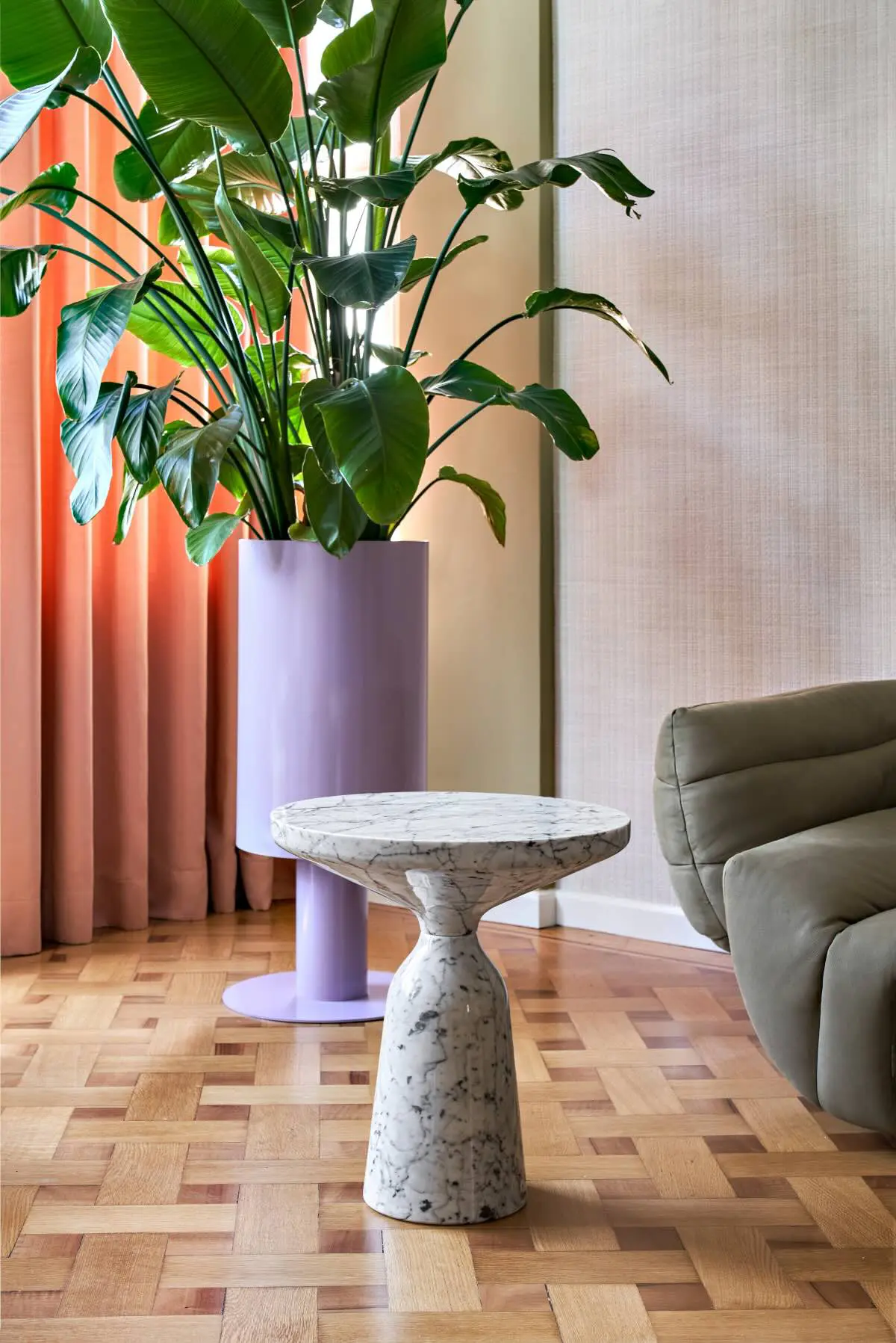 classicon-bell-side-table-marble-bianco-carrara-thatenhorst-photo-hassos