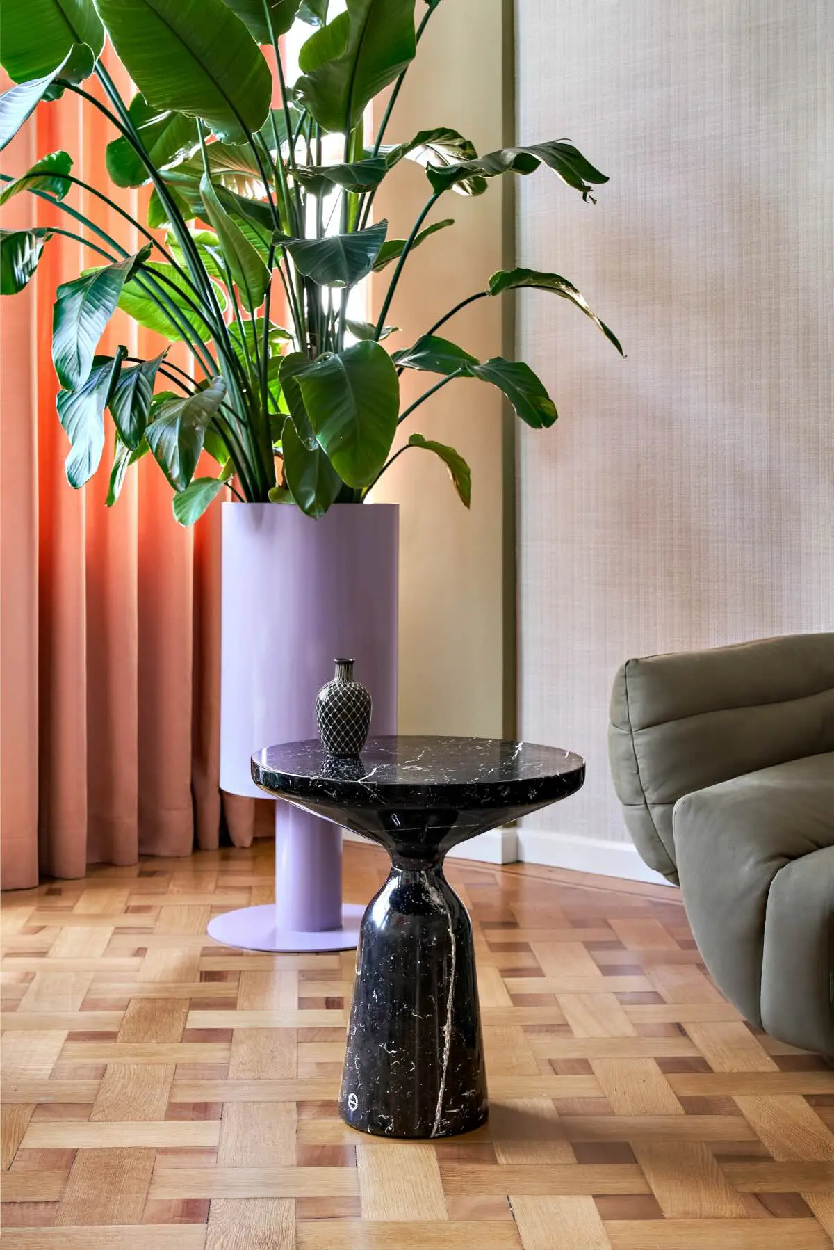 classicon-bell-side-table-marble-nero-marquina-thatenhorst-photo-hassos