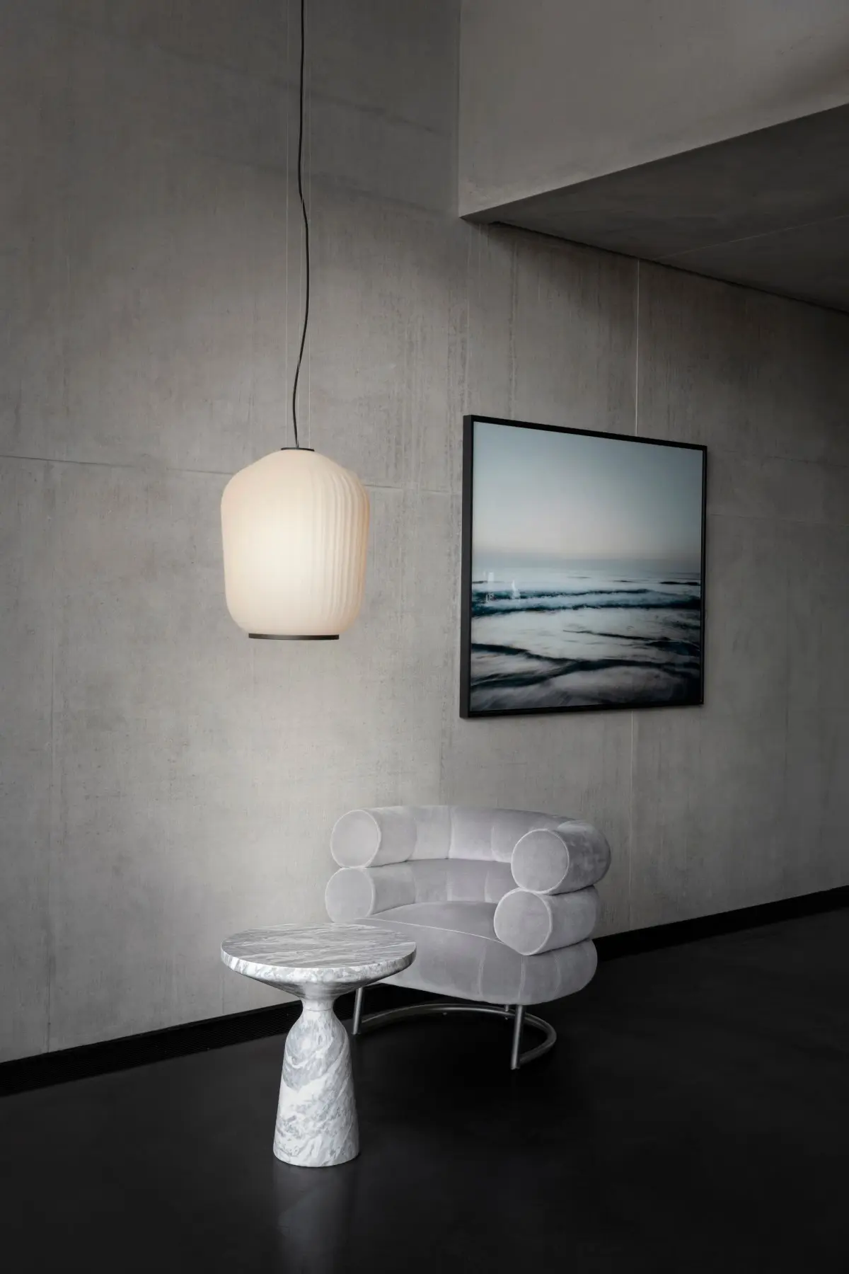 classicon-bell-side-table-marble-plissee-pendant-lamp-bibendum-armchair-photo-breidt