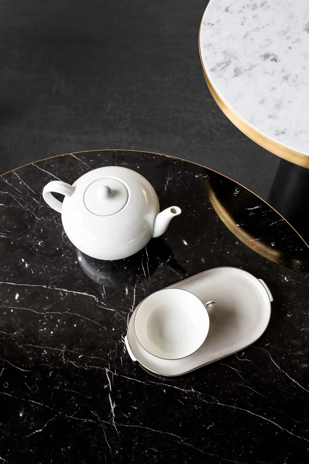 classicon-bell-table-marble-detail-photo-hassos