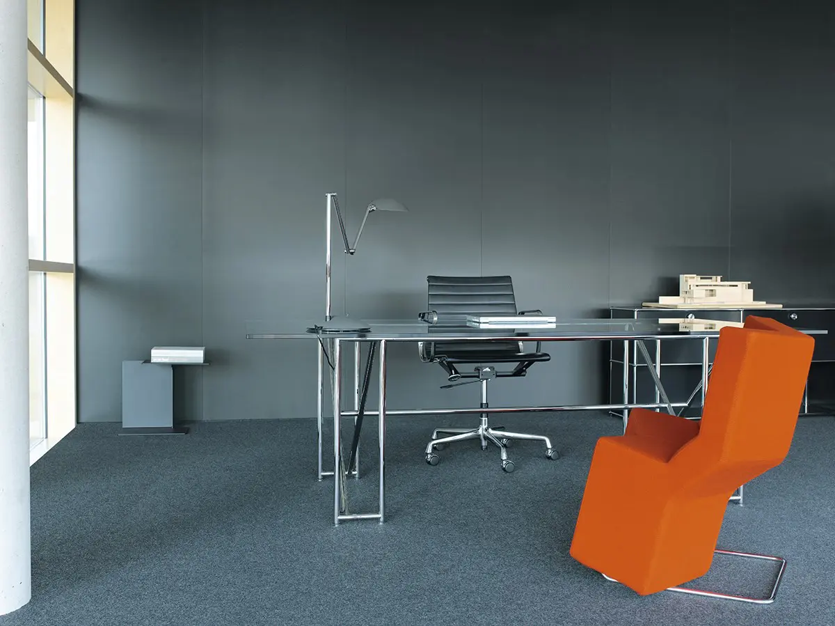 classicon-diana-a-side-table-orbis-desk-lamp-double-x-table-chaos-chair-photo-popinger-kopie