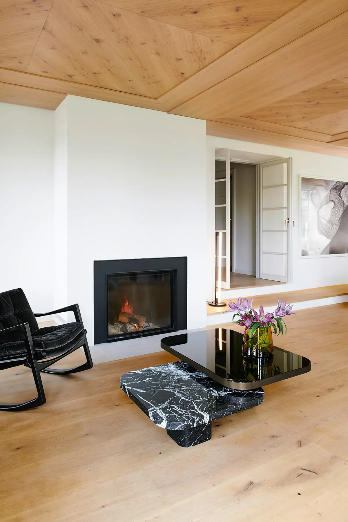 classicon-euvira-rocking-chair-bow-coffee-table-no3-marble-bow-coffee-table-no6-tube-light-floor-lamp-vase-photo-kain-kopie