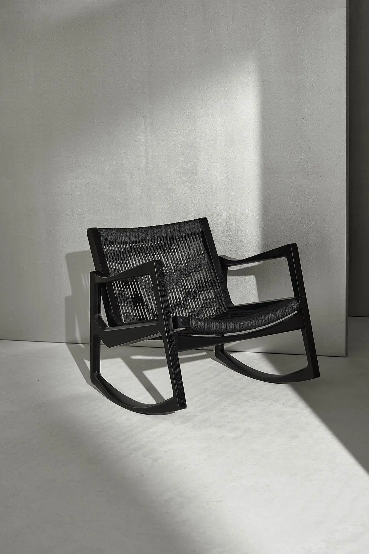 classicon-euvira-rocking-chair-cord-black-photo-hassos-kopie