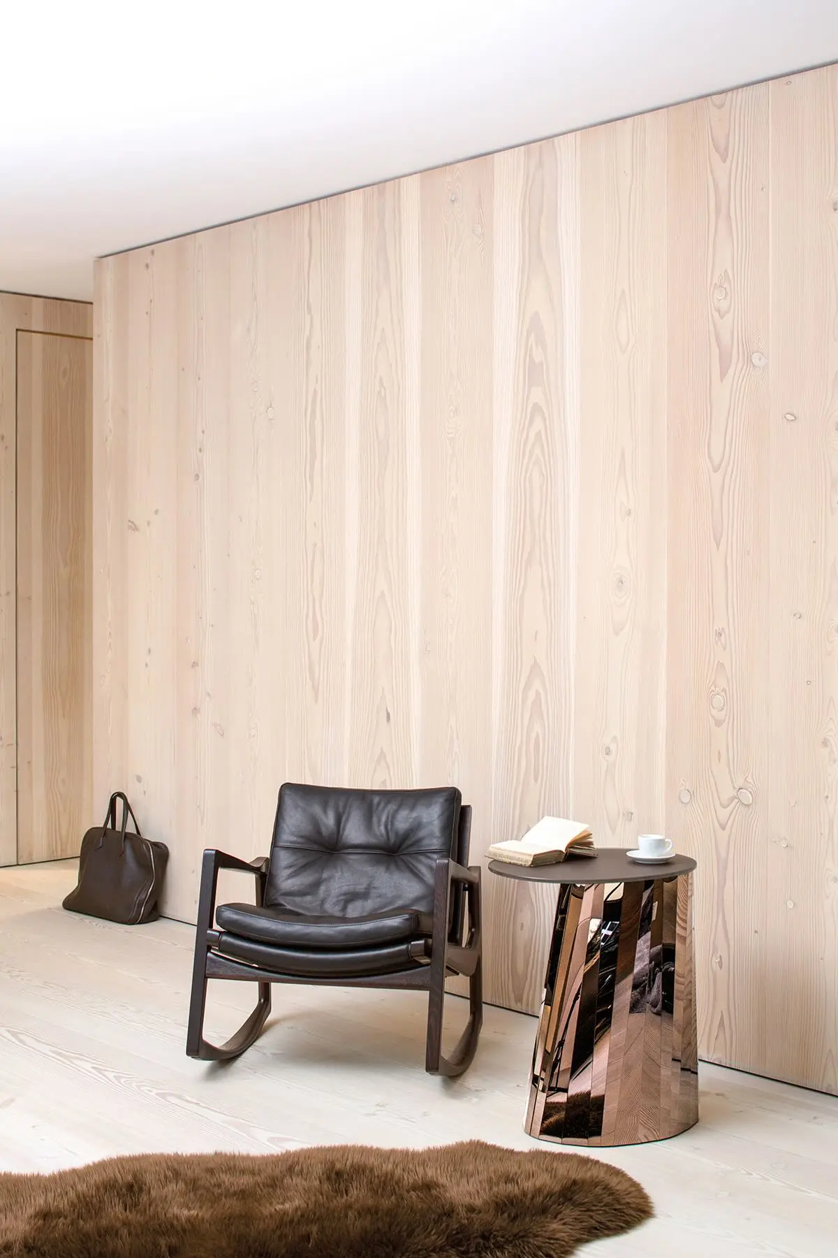 classicon-euvira-rocking-chair-pli-side-table-high-cut-photo-hassos-kopie