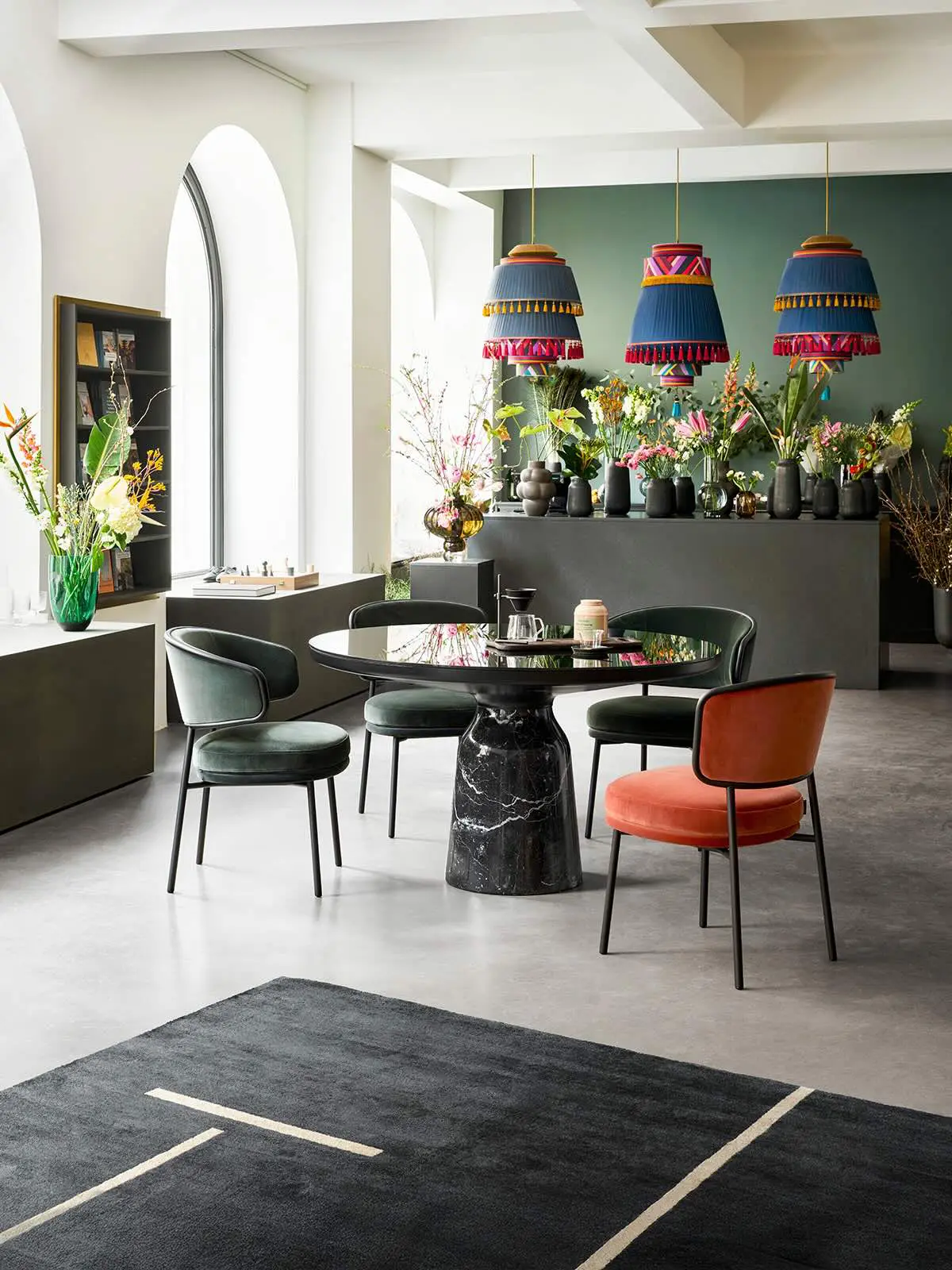 classicon-monolith-rug-nettle-shia-vase-aristo-armchair-chair-black-bell-dining-table-photo-frinzel-kopie