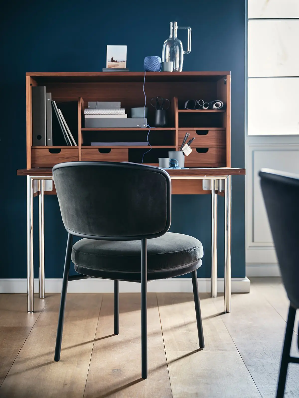 classicon-orcus-home-desk-aristo-chair-black-velvet-cactus-photo-hoernisch-kopie