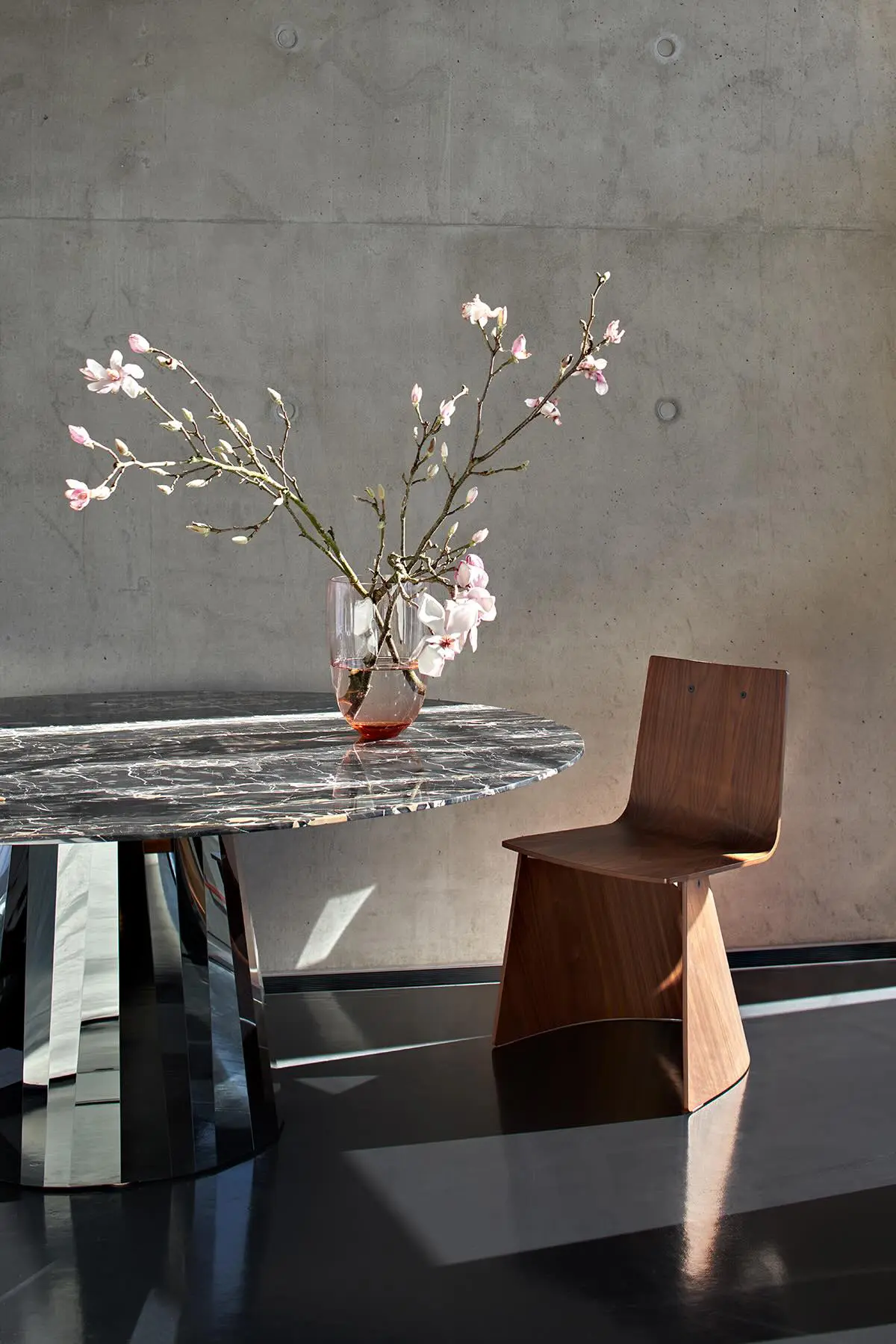 classicon-pli-table-nero-portoro-shia-vase-venus-chair-photo-hassos-kopie