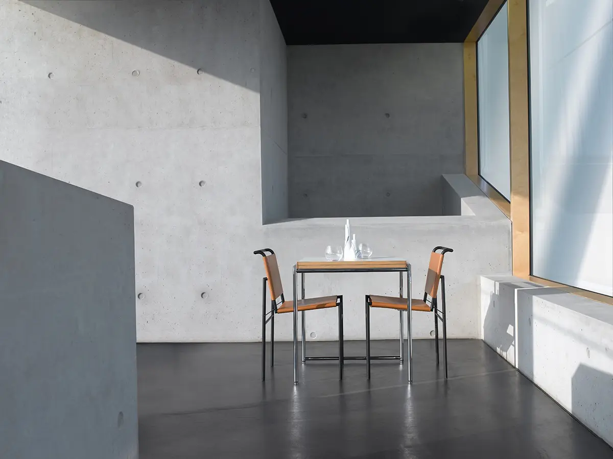 classicon-roquebrune-chair-cognac-jean-table-photo-popinger-kopie