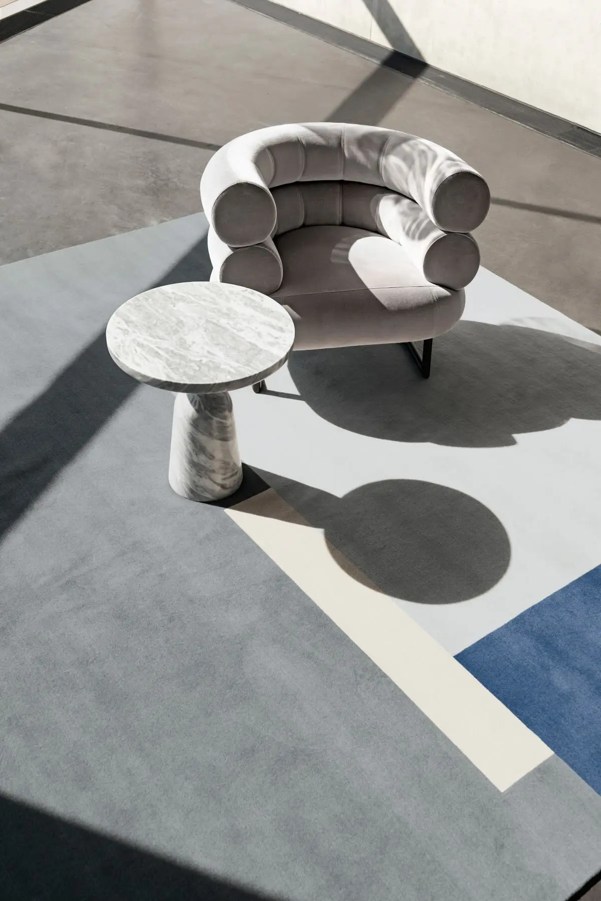 classicon-roquebrune-rug-bell-side-table-marble-bibendum-armchair-photo-breidt
