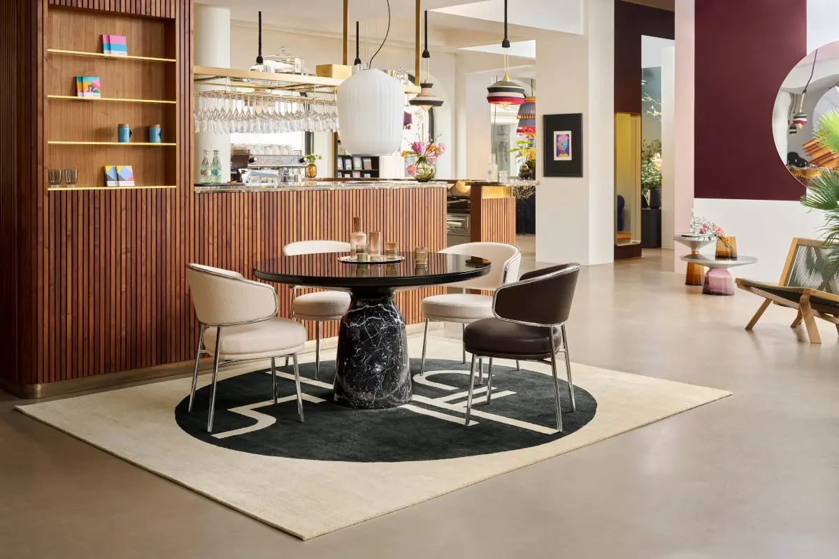 classicon-st-tropez-rug-nettle-aristo-armchair-chrome-bell-dining-table-plissee-pendant-lamp-bell-table-hz-photo-frinzel