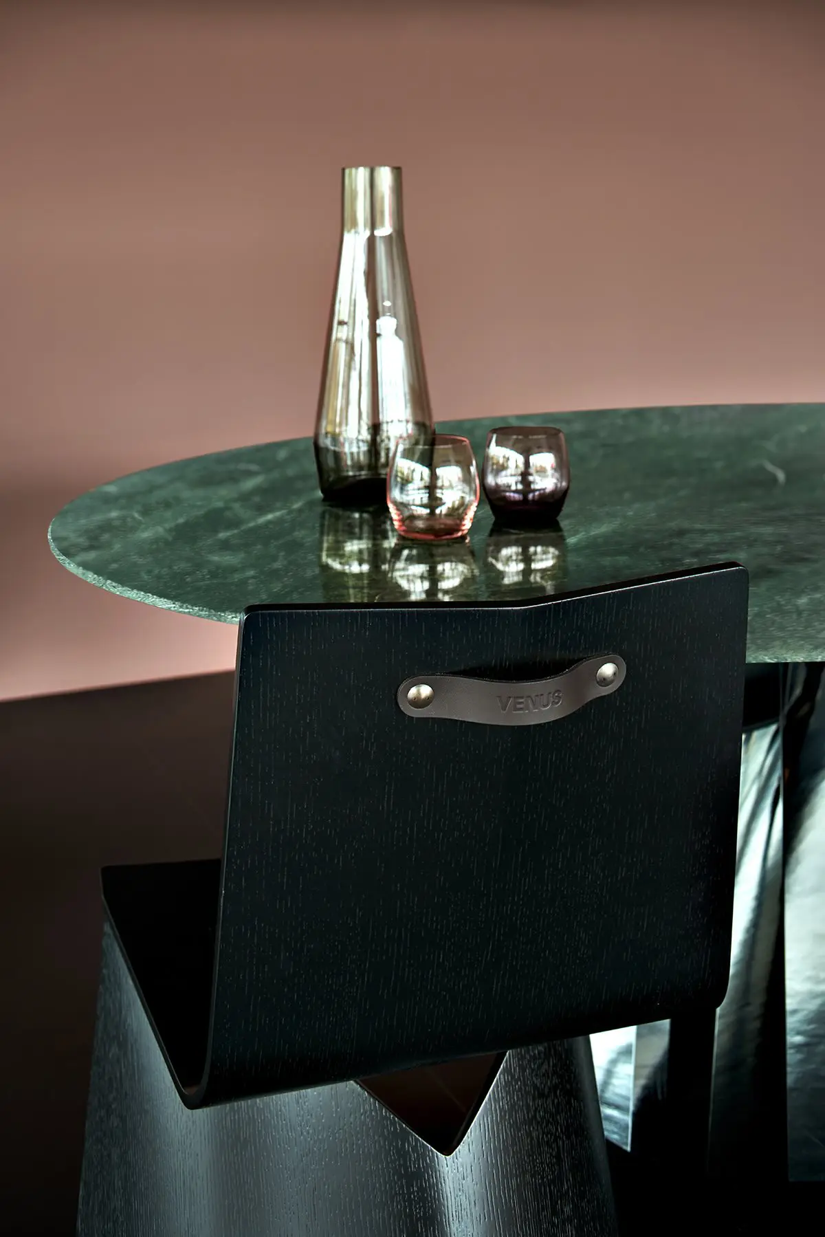 classicon-venus-chair-black-pli-table-marble-verde-guatemala-photo-hassos-kopie
