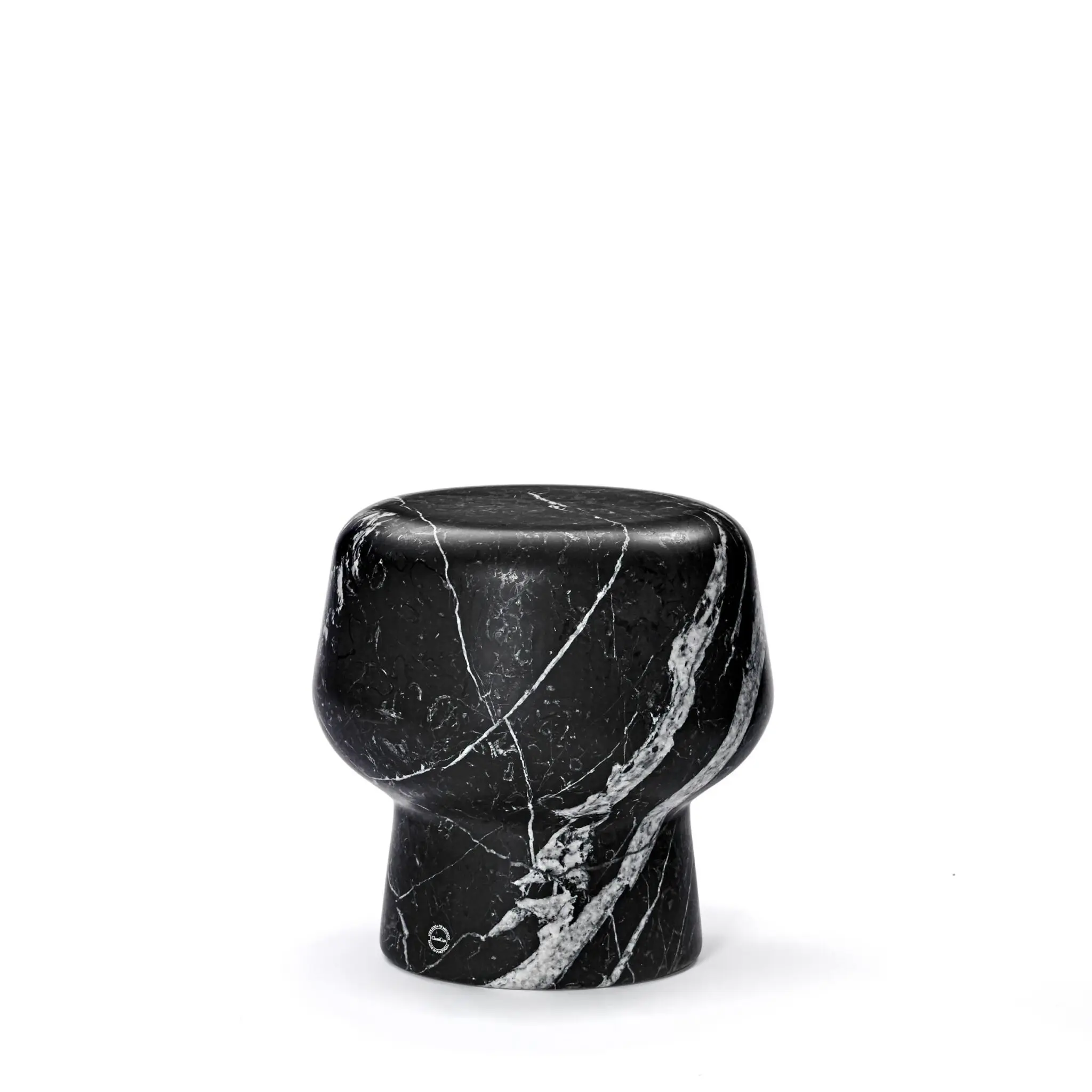 Design-Hocker Corker No. 1 Marble von ClassiCon aus massivem Marmor mit skulpturaler Form, geeignet als Sitzgelegenheit oder Beistelltisch.