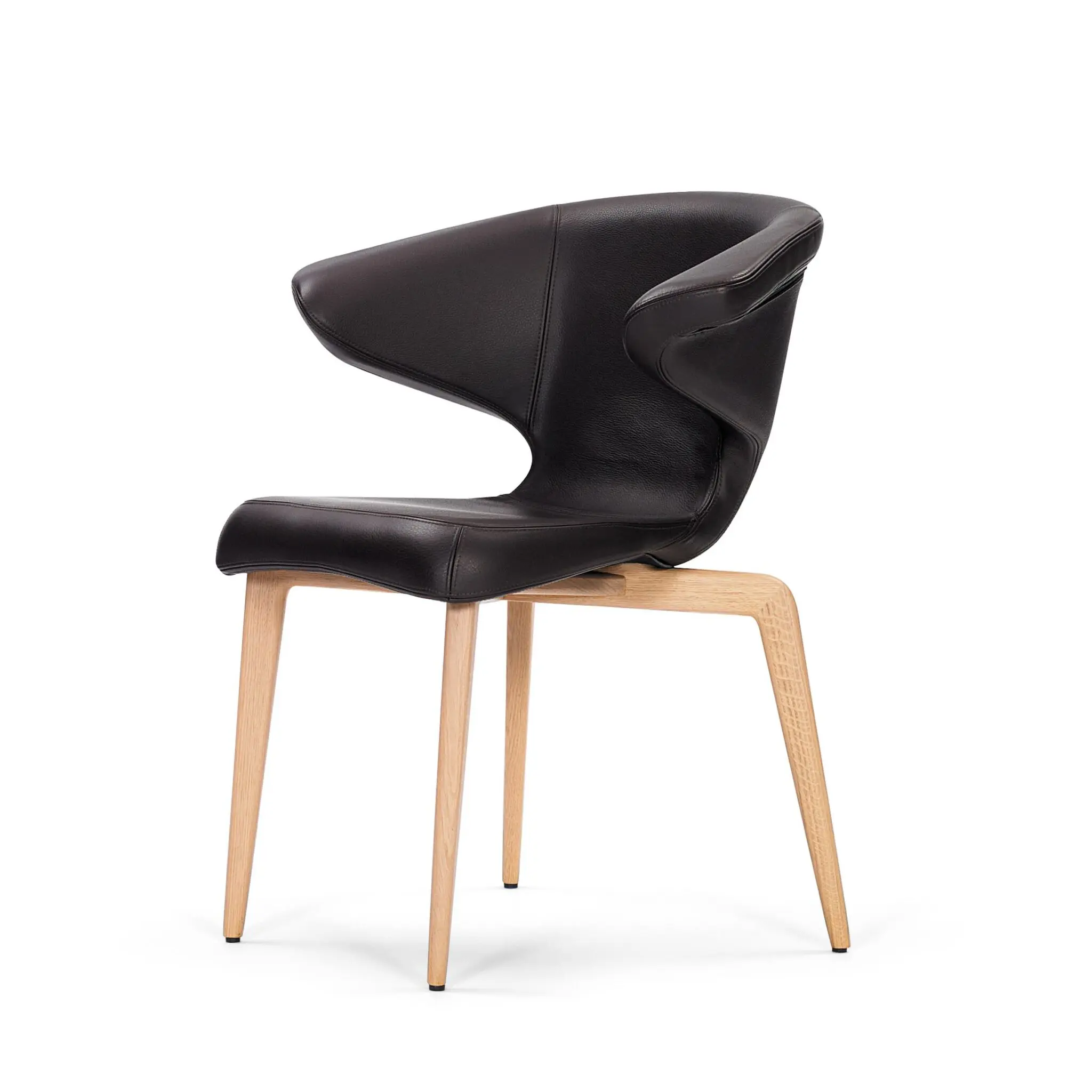 Munich Armchair aus hochwertigem Leder und Gestell aus Eiche oder Walnuss.