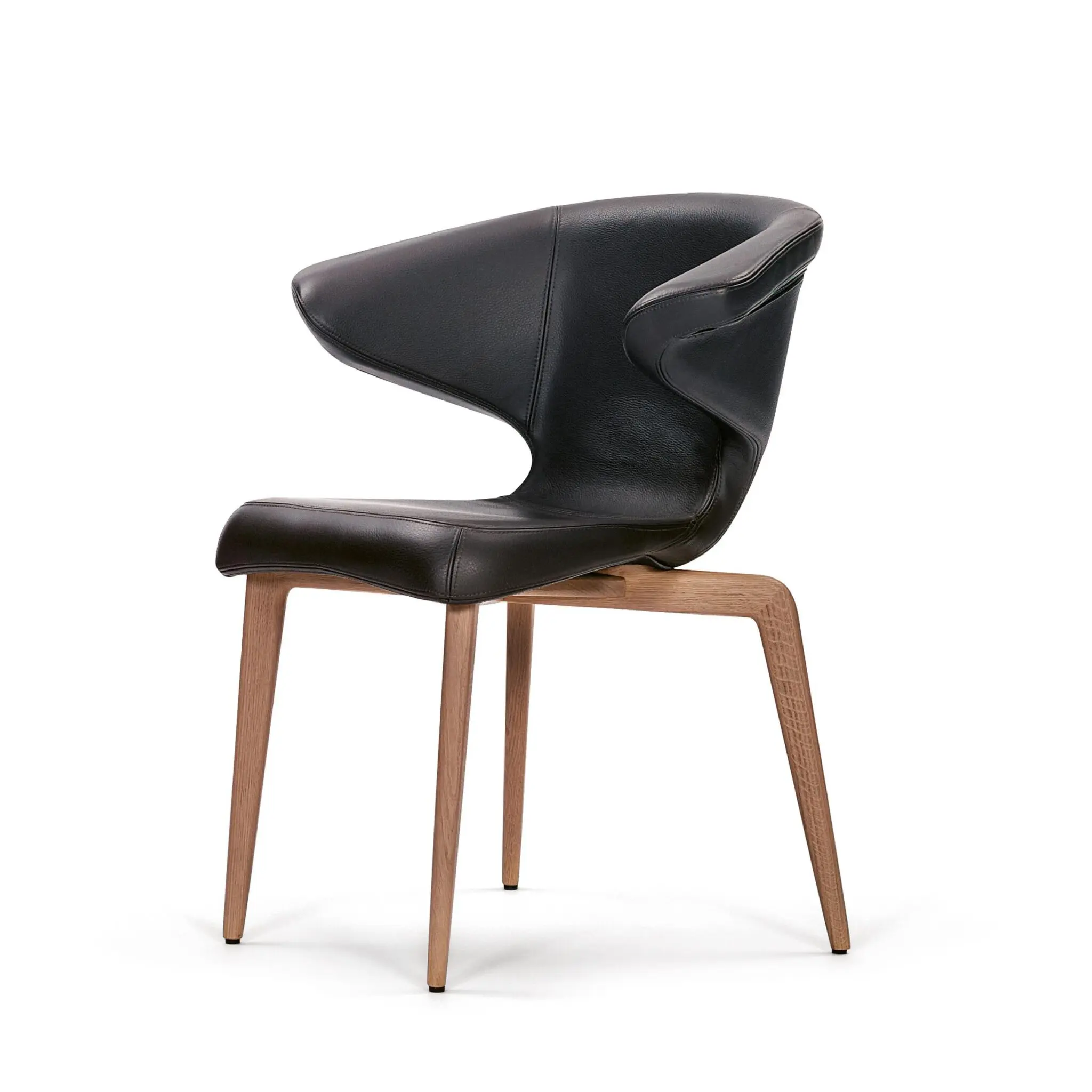 Munich Armchair aus hochwertigem Leder und Gestell aus Eiche oder Walnuss.