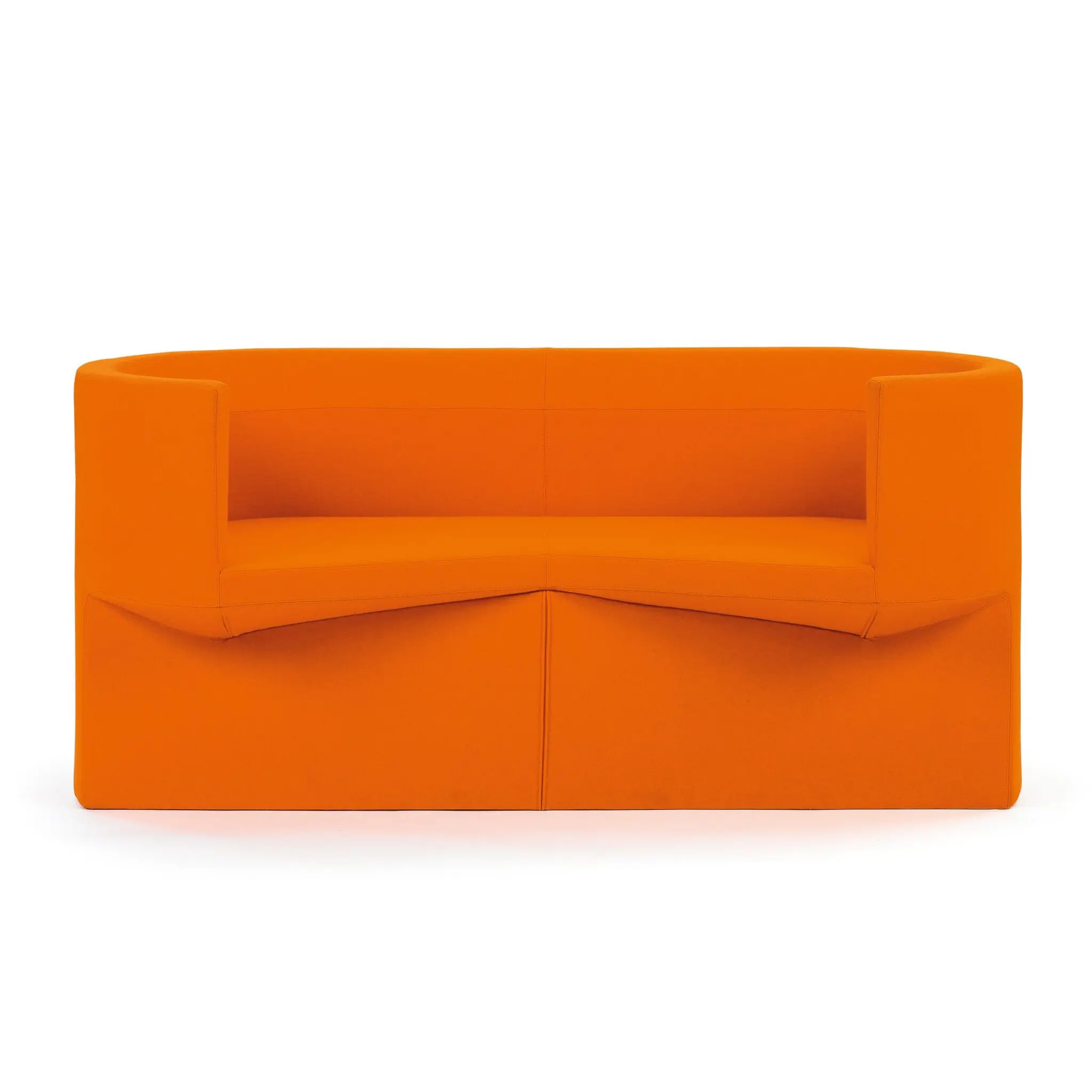 ClassiCon Odin Sofa aus Stoff mit hoher Lehne.