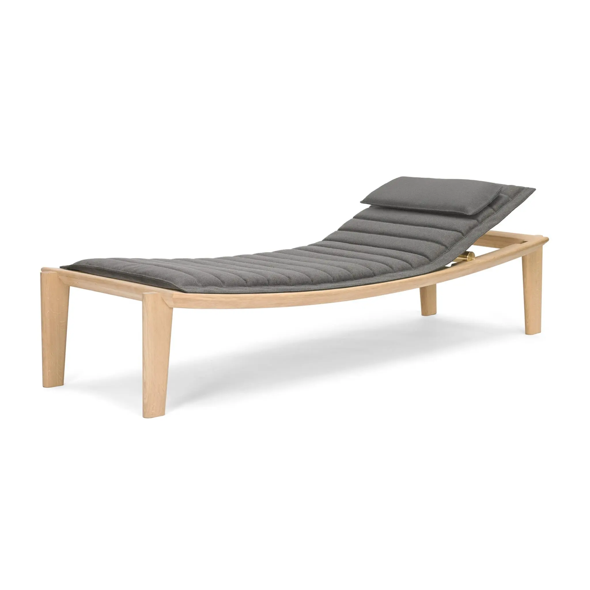 Ulisse Daybed mit höhenverstellbarem Kopfteil aus Eiche oder Walnuss, wahlweise mit Stoff oder Leder bezogen.