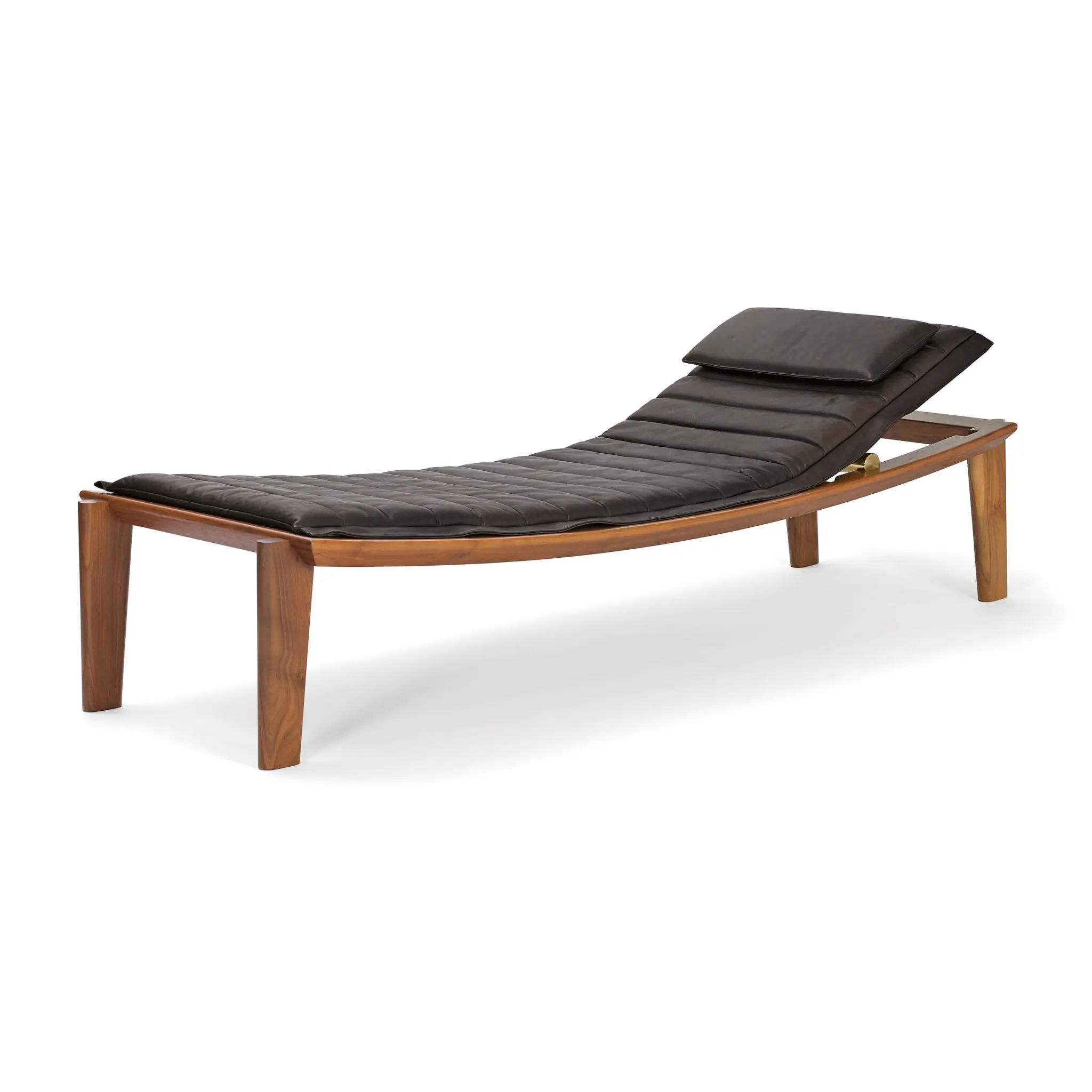 Ulisse Daybed mit höhenverstellbarem Kopfteil aus Eiche oder Walnuss, wahlweise mit Stoff oder Leder bezogen.