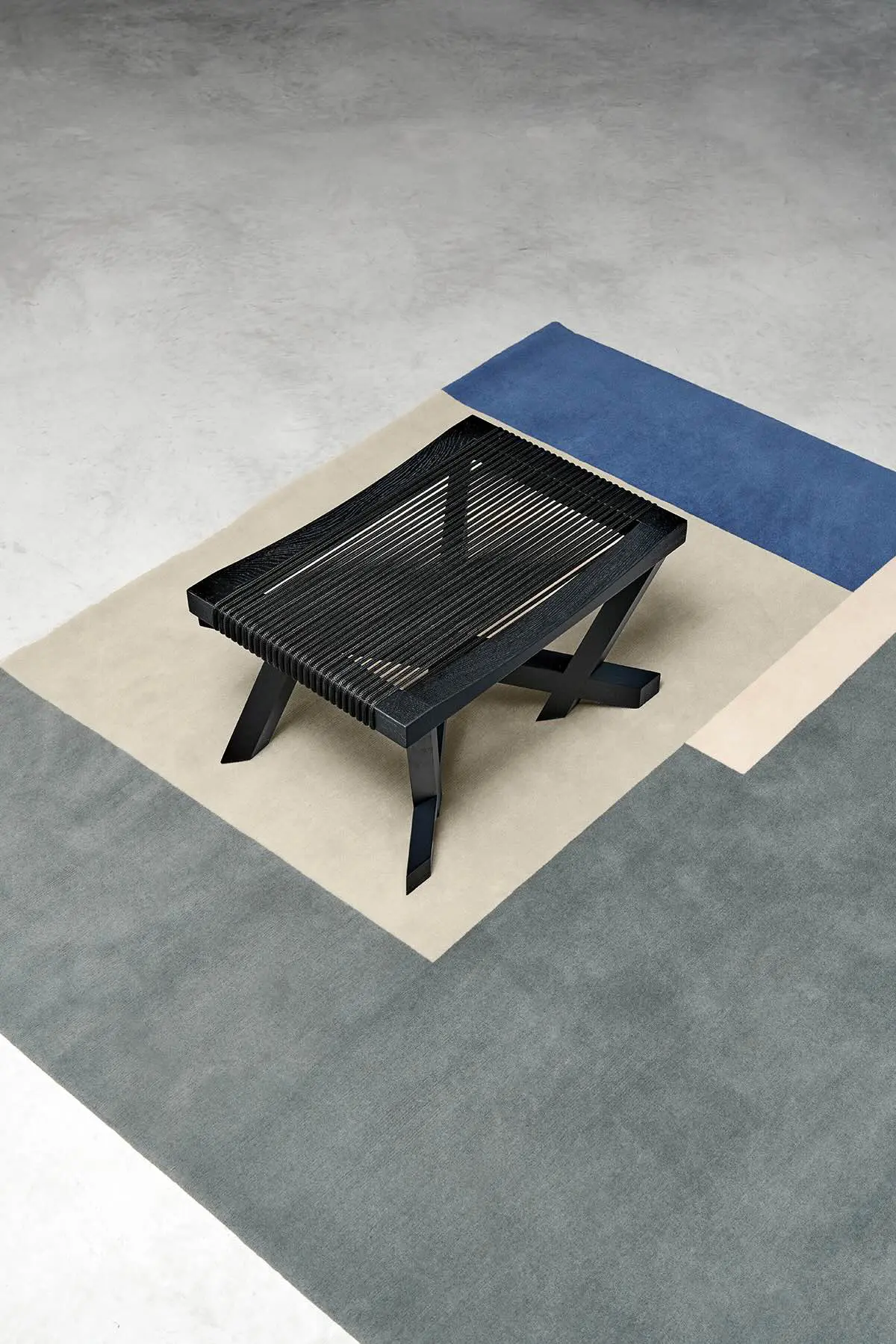 volkshaus-stool-design-hocker-schwarz-iii-by-schlafkultur-lang-e-k