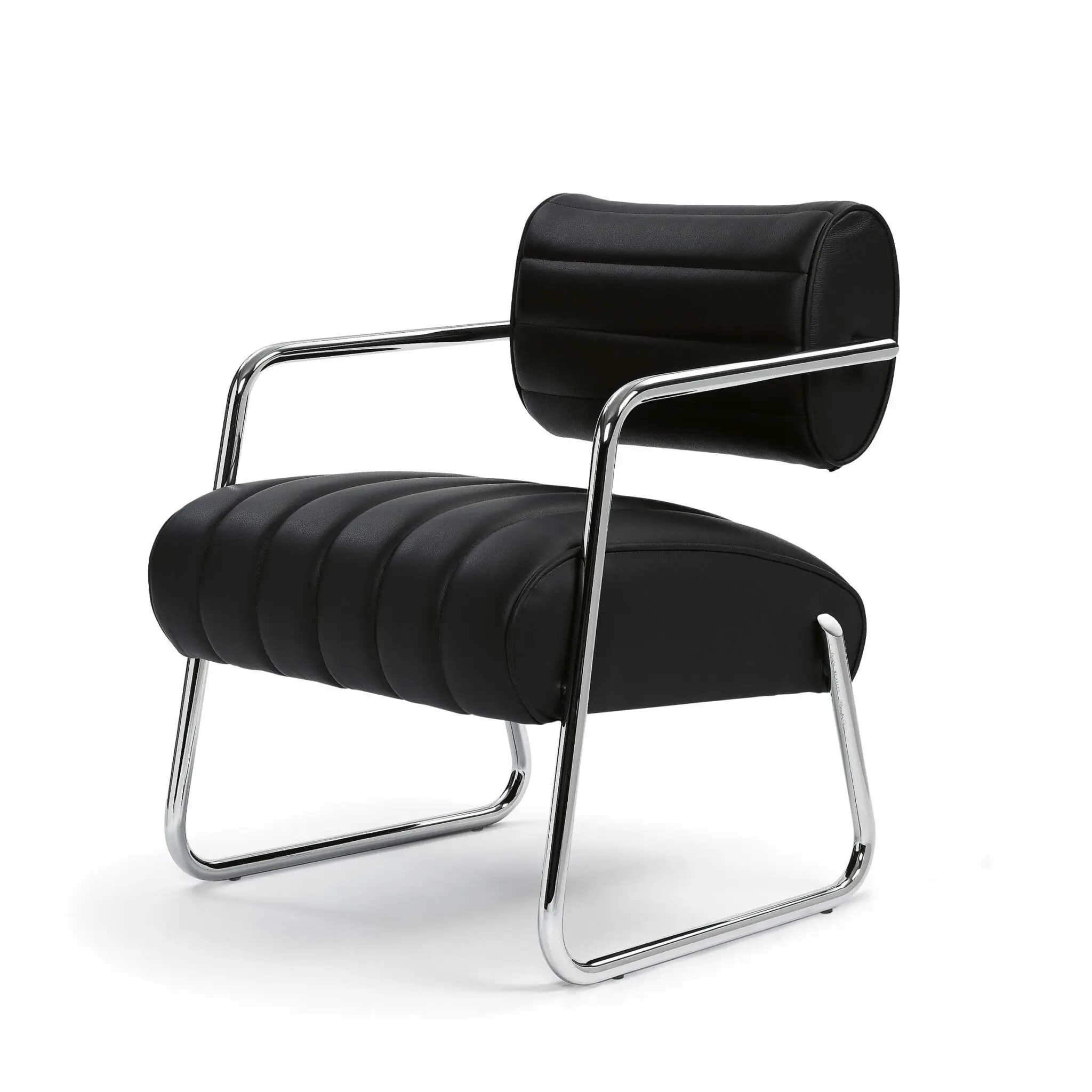 Bonaparte Armchair aus Leder und Kunststoffgleiter in Schwarz.