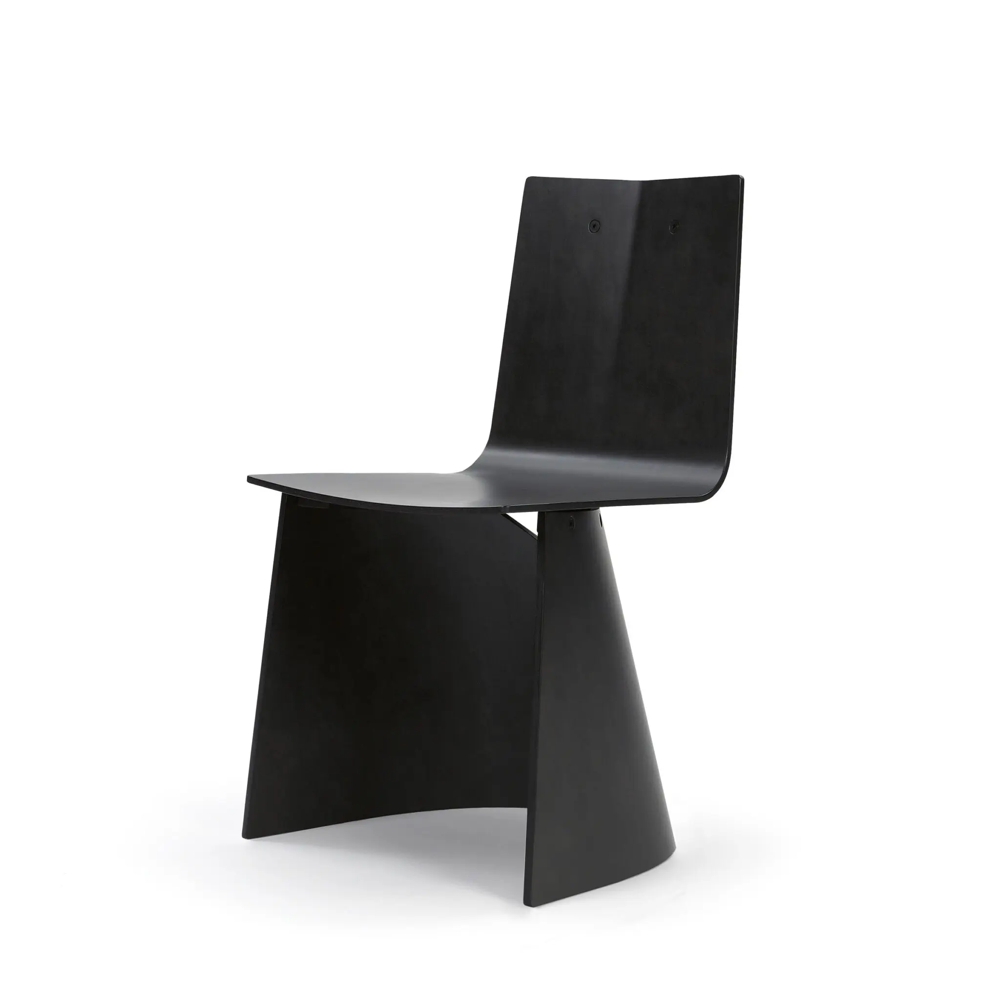 Venus Chair aus echtholzfurniert in Eiche mit Griff an Rückenlehne.