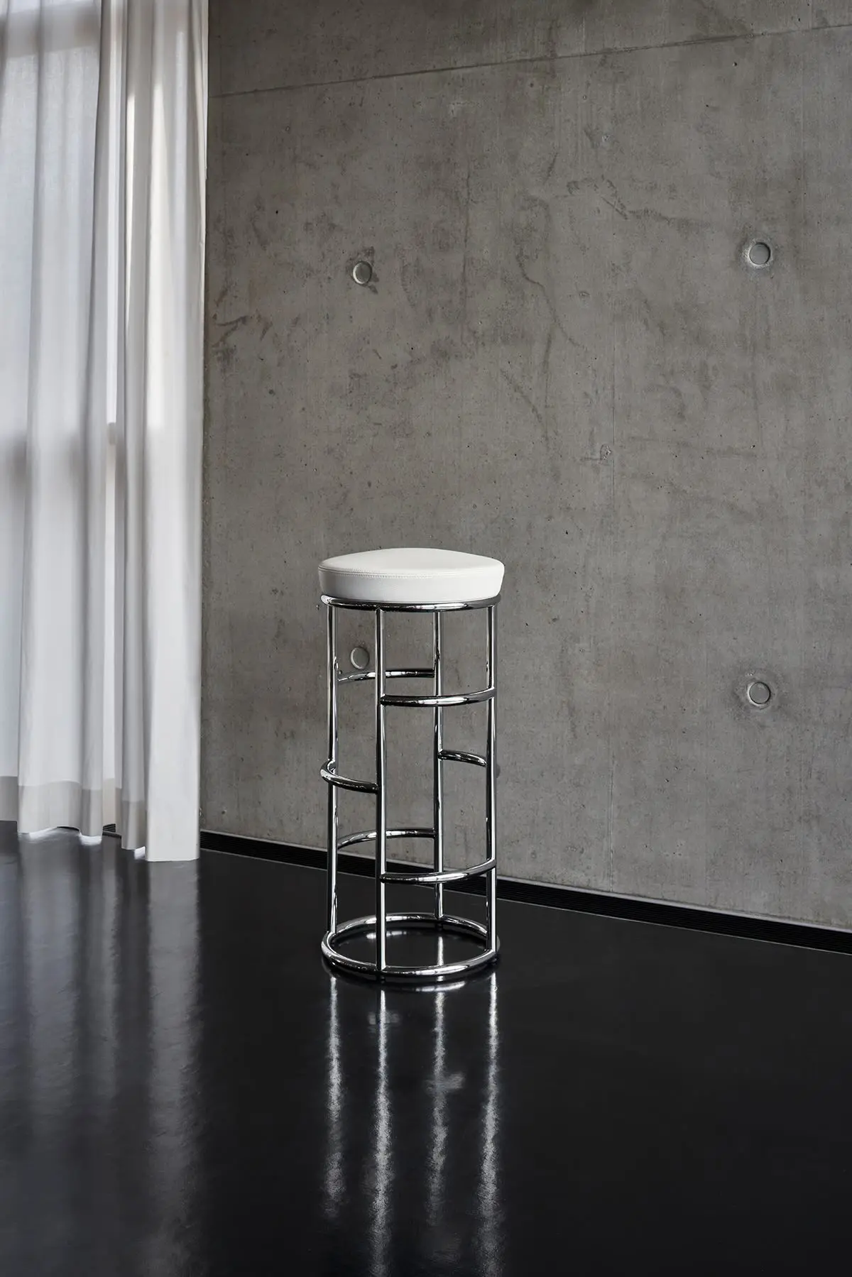 statish-bar-stool-design-hocker-aus-leder-weiss-iii-by-schlafkultur-lang-e-k