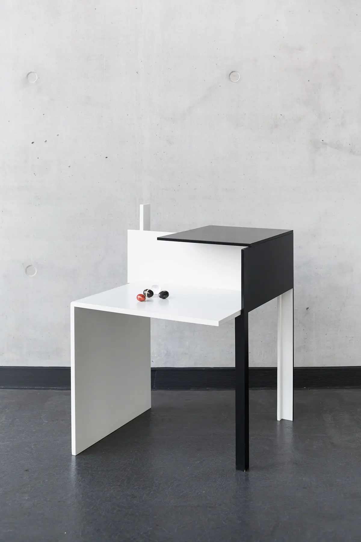 de-stijl-design-beistelltisch-by-schlafkultur-lang-e-k-iv