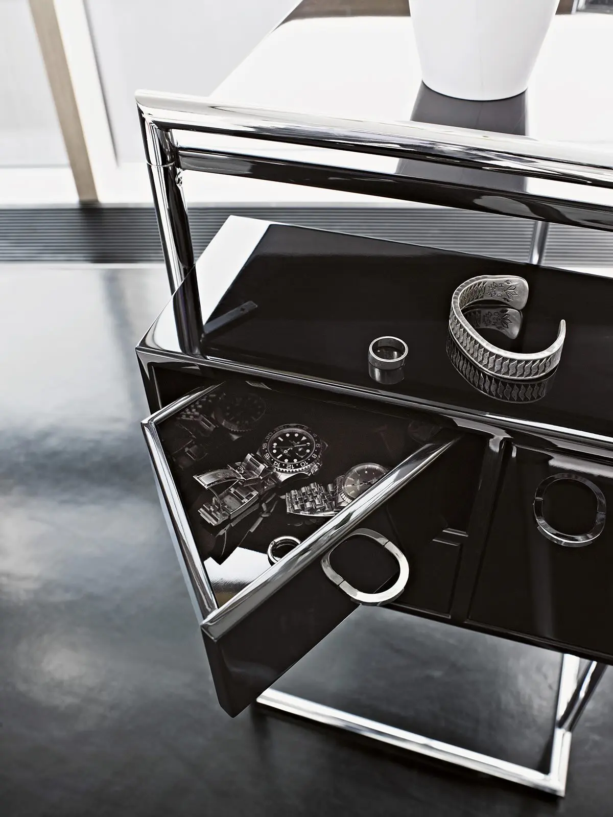 petite-coiffeuse-design-kommode-by-schlafkultur-lang-e-k-ii