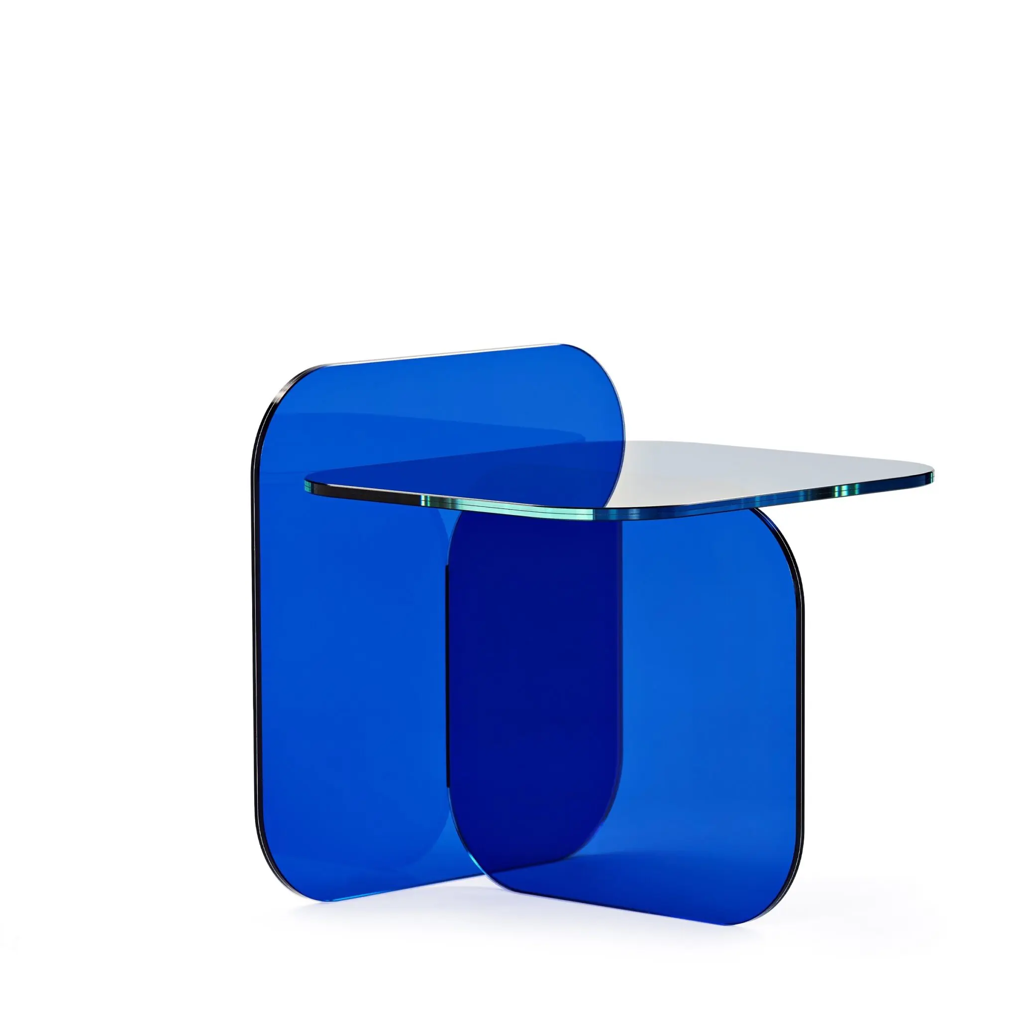 Sol Side Table von Ortega-Guijarro aus farbigem Glas mit überlappenden transparenten Flächen, moderner Design-Beistelltisch mit skulpturaler Wirkung.