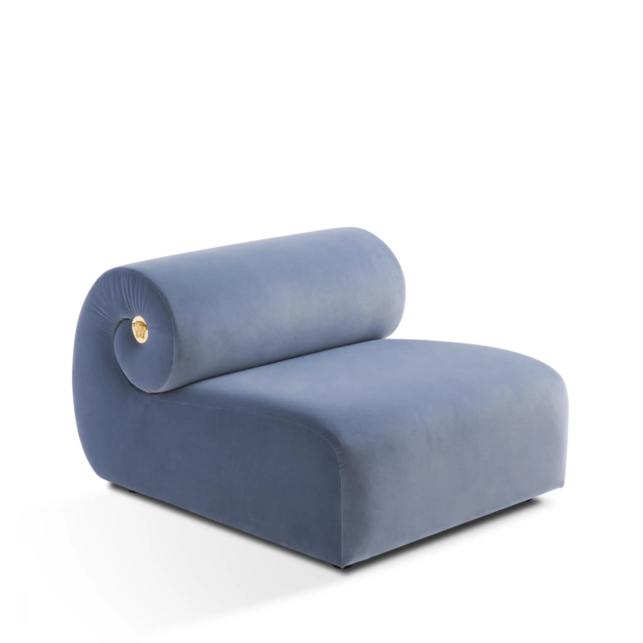 Versace Home Acantho Luxus Sessel in hellblauem Samt mit skulpturaler Rückenrolle und goldener Medusa für exklusive Wohnräume