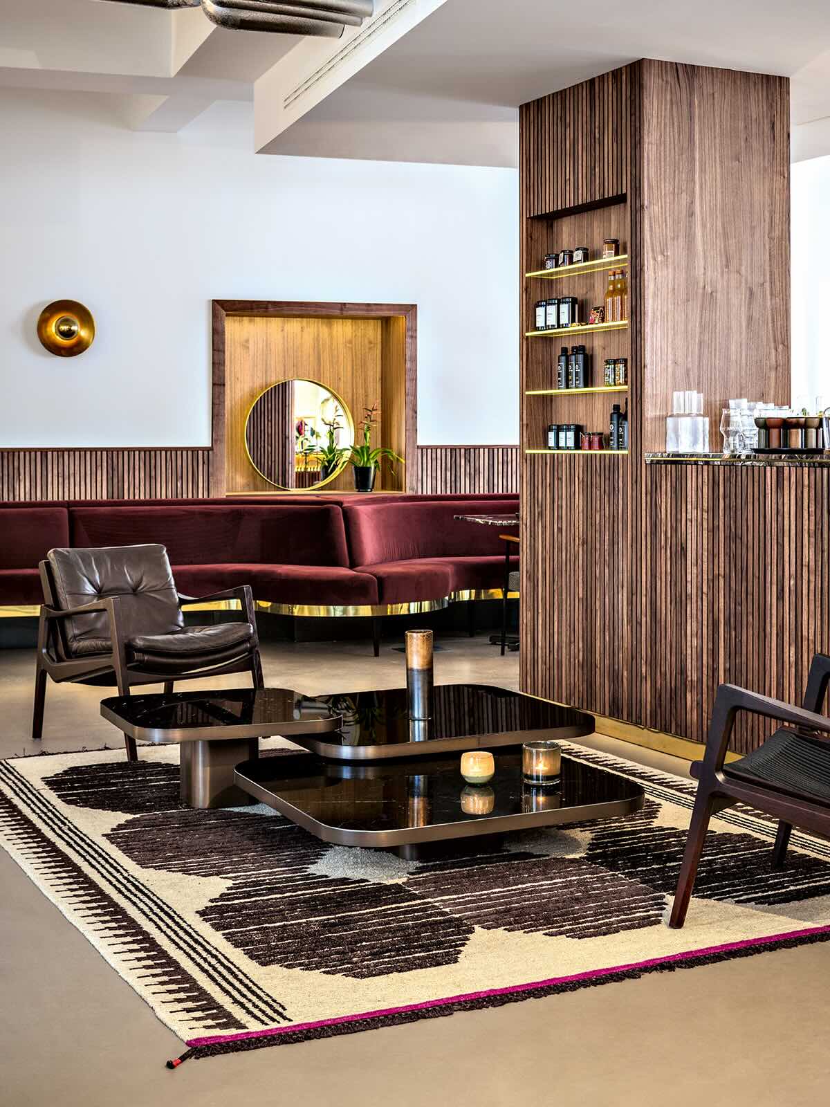 classicon-euvira-lounge-chair-bow-coffee-table-cypris-mirror-round-photo-hassos-kopie