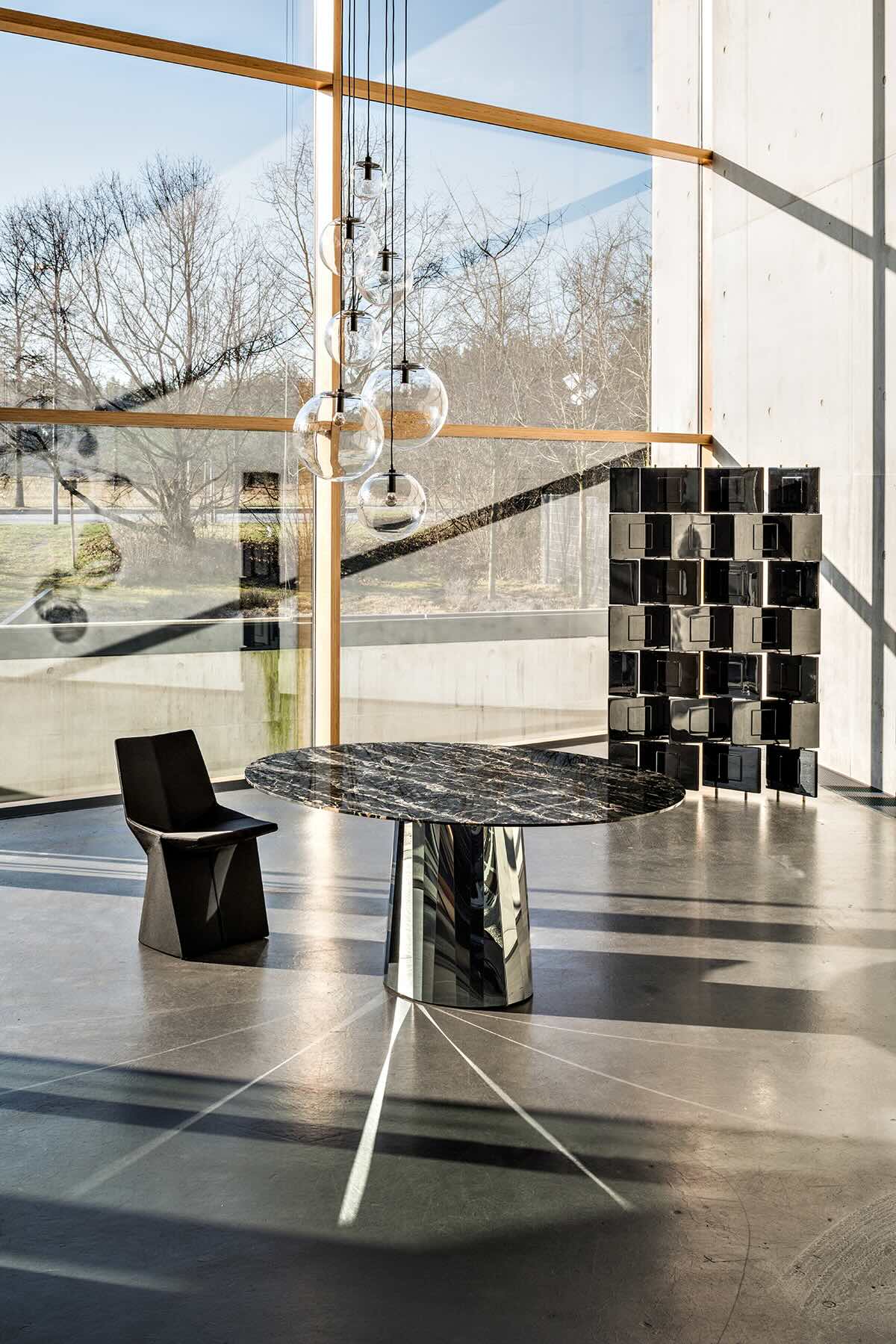 classicon-mars-chair-pli-table-selene-pendant-lamp-brick-screen-photo-hassos-kopie