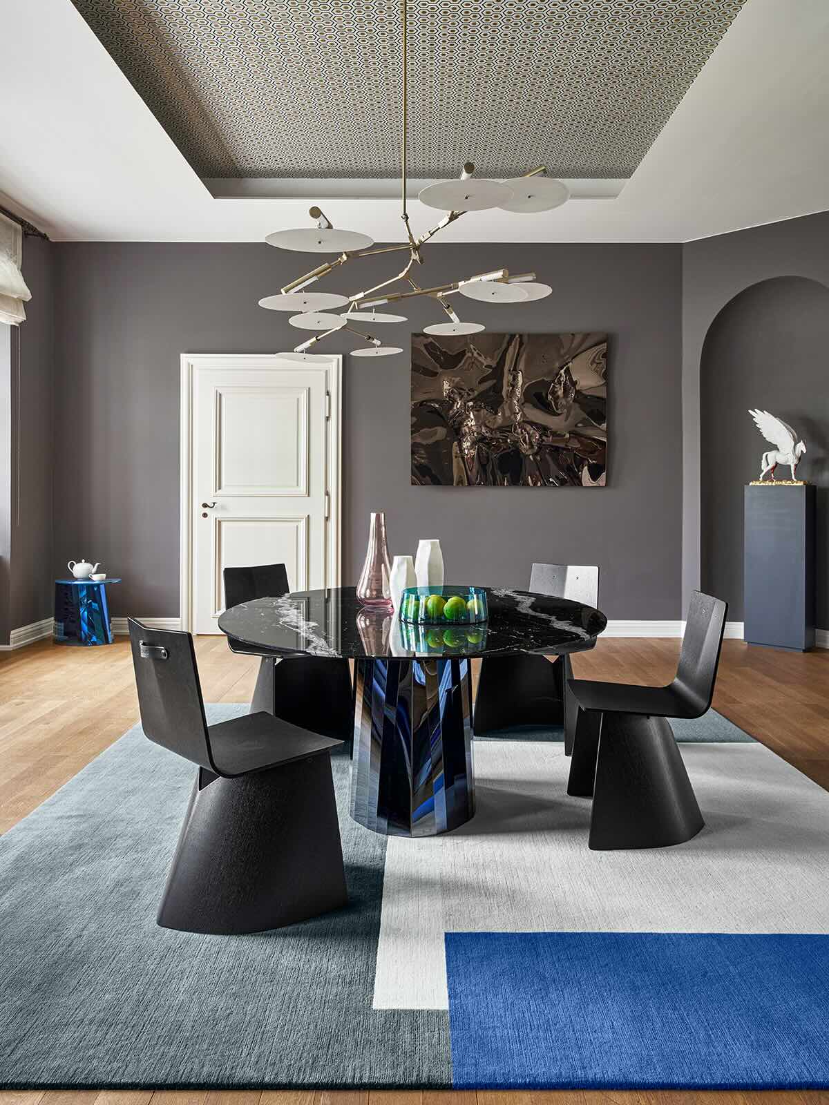 classicon-roquebrune-rug-pli-side-table-venus-chair-pli-table-bowl-credit-nymphenburg-residence-photo-hassos-kopie